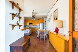Apartemen (2 Bedrooms) | Area keluarga | TV dan pemutar DVD