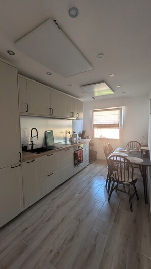 Een koelkast, een oven, een kookplaat, een vaatwasser