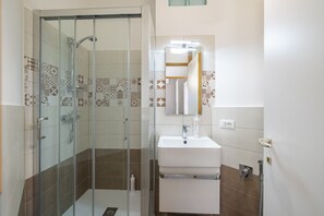 Douche, sèche-cheveux, bidet, serviettes fournies