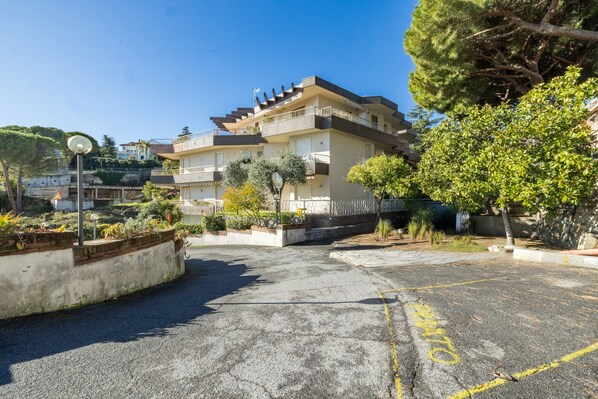 Unclassified image, 1 of 45, button