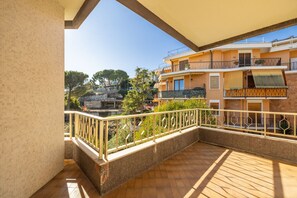 Unclassified image, 5 of 45, button