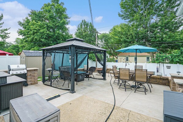 Outdoor dining