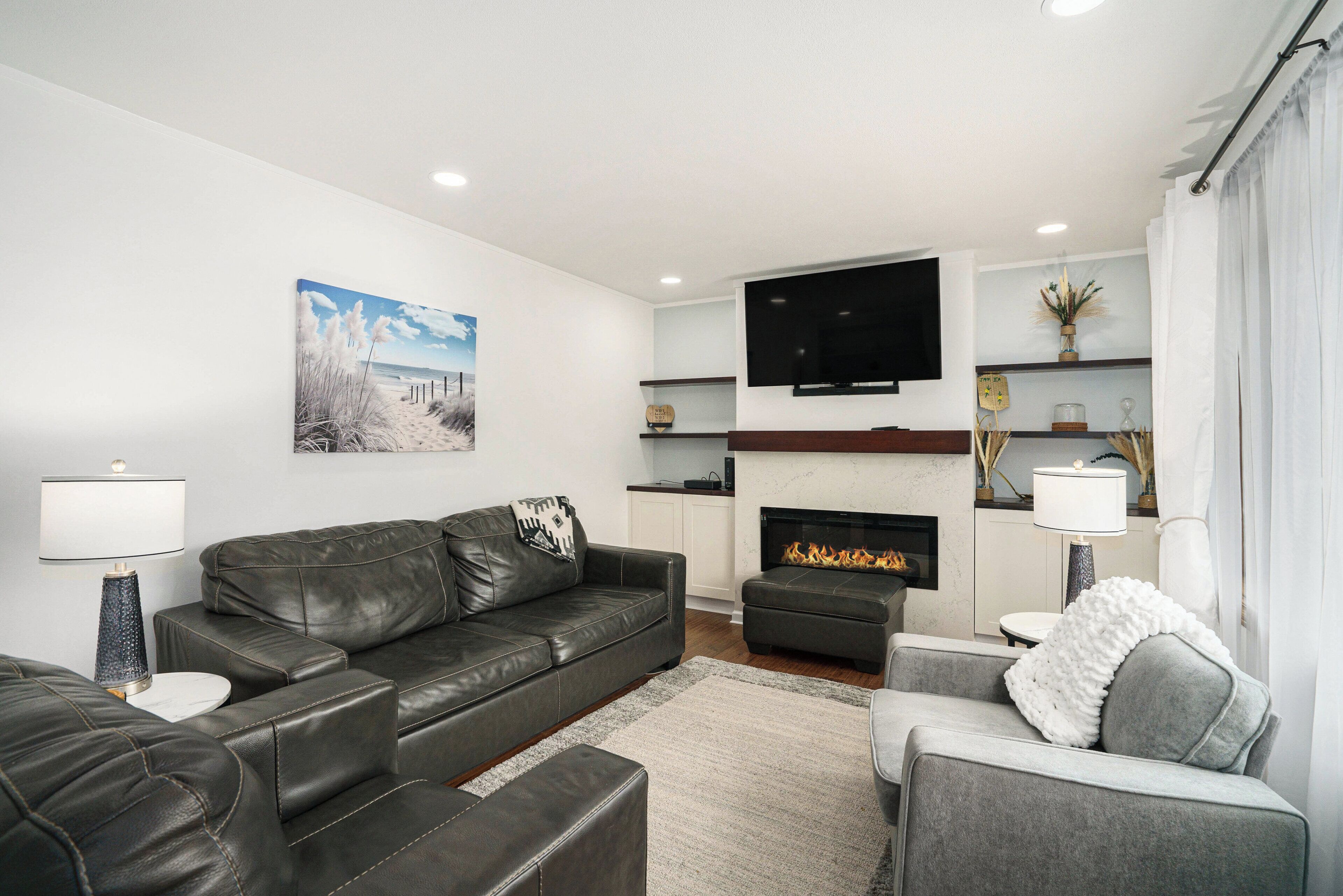 Smart TV, fireplace