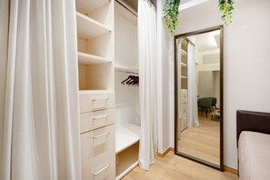 1 bedroom, desk, travel crib