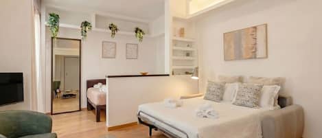 1 bedroom, desk, travel crib