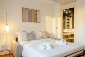 1 soverom, skrivebord og reiseseng for barn