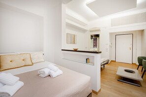 1 bedroom, desk, travel crib