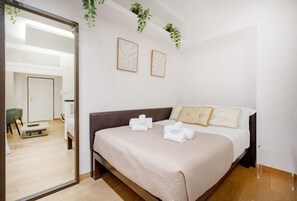 1 bedroom, desk, travel crib