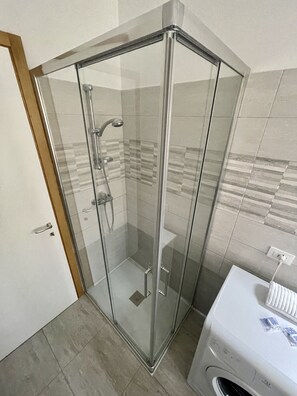 Dusche, Haartrockner, Bidet, Handtücher