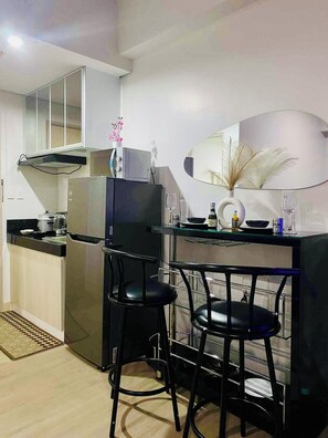 Fridge, microwave, electric kettle, cookware/dishes/utensils