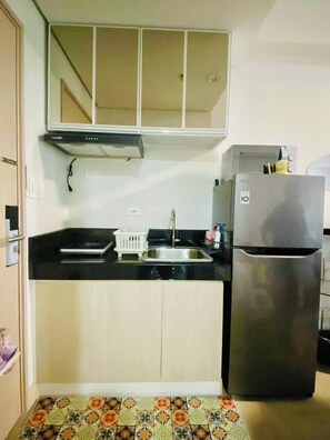 Fridge, microwave, electric kettle, cookware/dishes/utensils