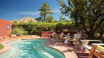 Een verwarmd zwembad