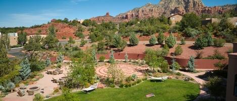 Un quartier résidentiel doté d’un jardin circulaire, d’un espace extérieur aménagé pour s’asseoir et offrant une vue sur les montagnes.