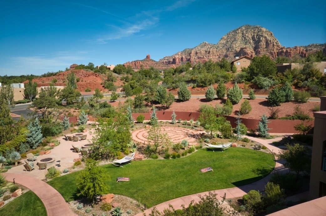 Un quartier résidentiel doté d’un jardin circulaire, d’un espace extérieur aménagé pour s’asseoir et offrant une vue sur les montagnes.