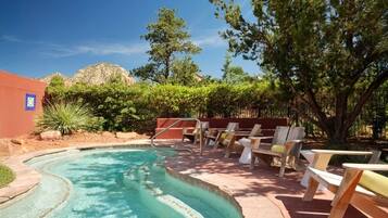 Lämmitetty uima-allas