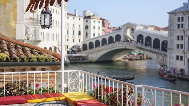 A balcony with a view of the Grand Canal in Venice, featuring a stone bridge and gondolas. - Ca Dadda terrace at Rialto Bridge -historic residence equipped with all comforts (Venezia)