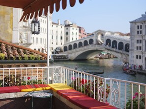 A balcony with a view of the Grand Canal in Venice, featuring a stone bridge and gondolas. - Ca Dadda terrace at Rialto Bridge -historic residence equipped with all comforts (Venezia)