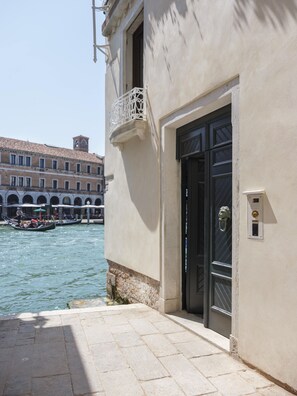Exterior detail - Ca Dadda terrace at Rialto Bridge -historic residence equipped with all comforts (Venezia)
