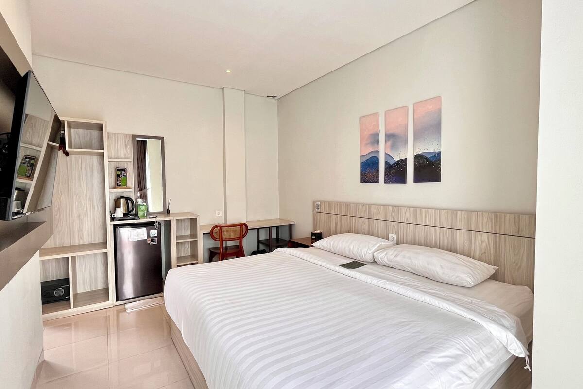 Deluxe Double Room | In-room safe, desk, laptop workspace, iron/ironing board