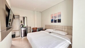 Deluxe Double Room | In-room safe, desk, laptop workspace, iron/ironing board