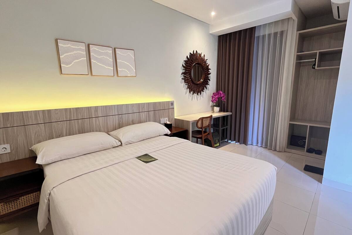 Classic Suite | In-room safe, desk, laptop workspace, iron/ironing board