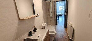 シャワー、ヘアドライヤー、タオル、石鹸