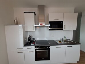Kylskåp, mikrovågsugn, ugn och spishäll