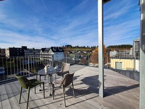 Outdoor dining - Modern vacation apartment in the Winterberg mountain resort with large terrace and sauna (Winterberg)