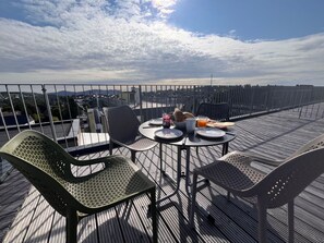 Outdoor dining - Modern vacation apartment in the Winterberg mountain resort with large terrace and sauna (Winterberg)