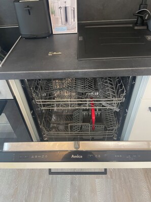Frigorifero, microonde, forno, piano cottura