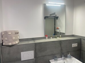 Dusche, Haartrockner, Handtücher, Seife