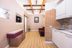 Studio (0 Bedroom) | Private kitchen | Electric kettle