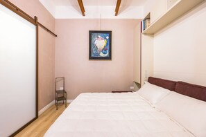 Studio (0 Bedroom) | Laptop workspace, bed sheets - Toledo Warm Renovated Studio (Naples)
