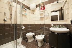 Apartment (1 Bedroom) | Bathroom | Shower