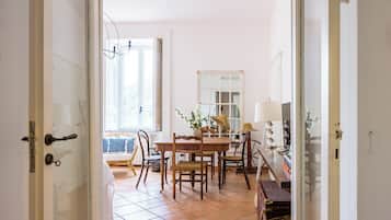 Nhà (2 Bedrooms) | Khu phòng khách | TV