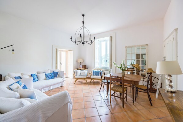 House (2 Bedrooms) | Living area