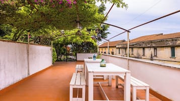 Nhà (2 Bedrooms) | Hiên