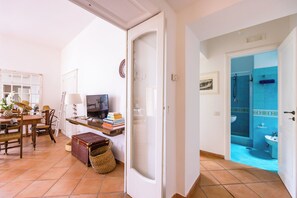 Talo (2 Bedrooms) | Kylpyhuone | Suihku, bidee