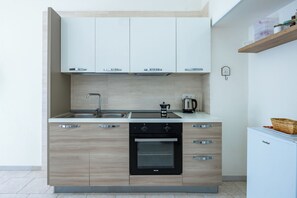 Apartemen (2 Bedrooms) | Dapur pribadi | Kompor, mesin espresso, ketel listrik, dan peralatan masak/sendok-piring