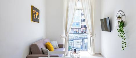 شقة (2 Bedrooms) | منطقة المعيشة | تلفزيون