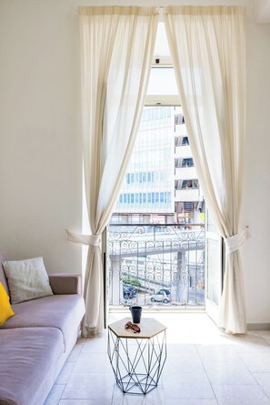 Appartement (2 Bedrooms) | Aire de séjour | Téléviseur