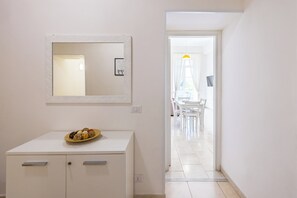 Apartemen (2 Bedrooms) | Area keluarga | TV