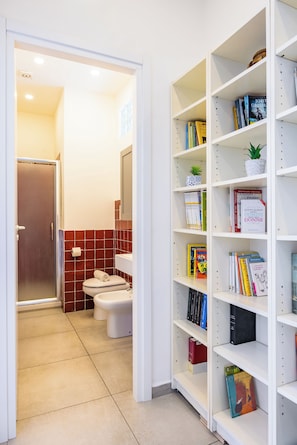 Apartment (2 Bedrooms) | Bathroom | Shower, bidet