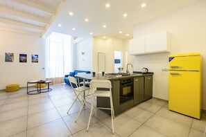 アパートメント (2 Bedrooms) | 専用キッチン | オーブン、コンロ、電気ポット、調理器具と食器