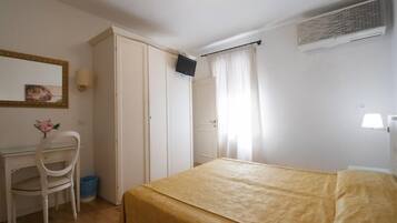 Quarto triplo standard, vista para a cidade | Wi-Fi de cortesia, roupa de cama