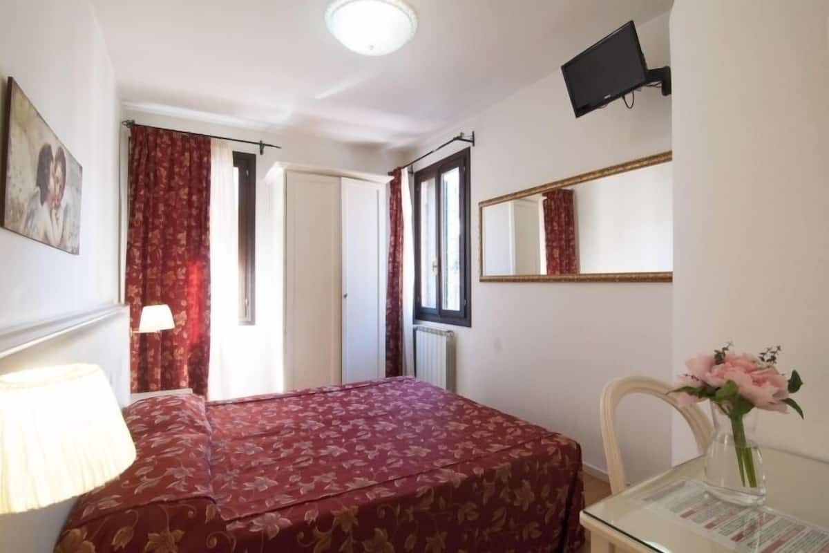 Free WiFi, bed sheets