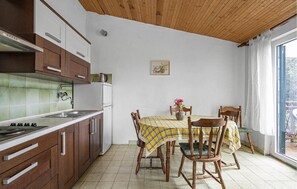 Geladeira, fogão, cooktop, talheres/pratos/utensílios de cozinha