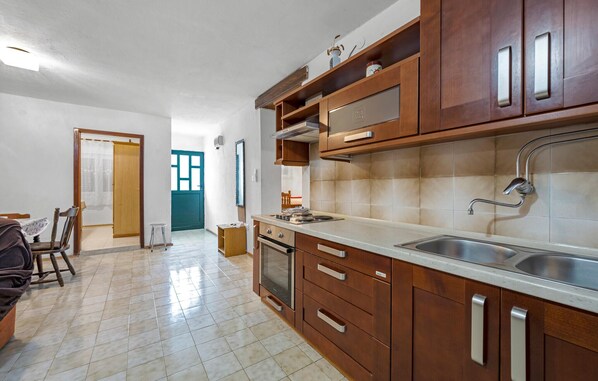 Fridge, oven, stovetop, cookware/dishes/utensils