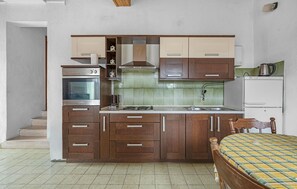 Fridge, oven, stovetop, cookware/dishes/utensils