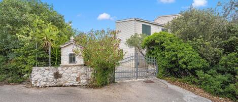 المنطقة المحيطة بالمنشأة